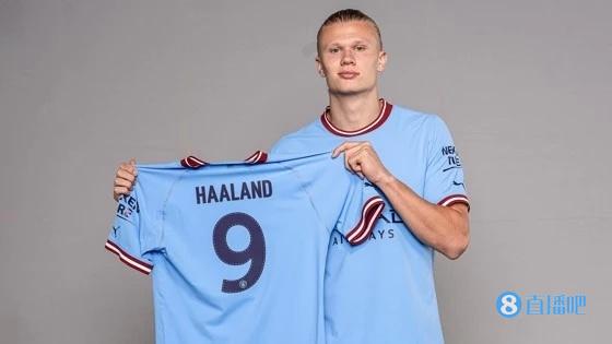 太阳报：麦克托米奈领意甲最佳球员奖，被女友透视着装抢风头（太阳报：麦克托米奈加冕意甲最佳球员，女友透视造型抢镜）