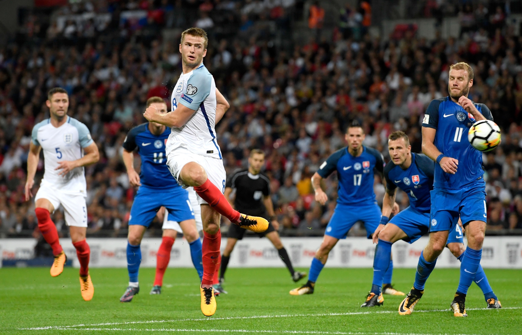 梅西48冠后仍渴望胜利，法尔孔盛赞其竞争心态影响全队（梅西48冠仍未止步，法尔孔赞其竞争精神激发全队）