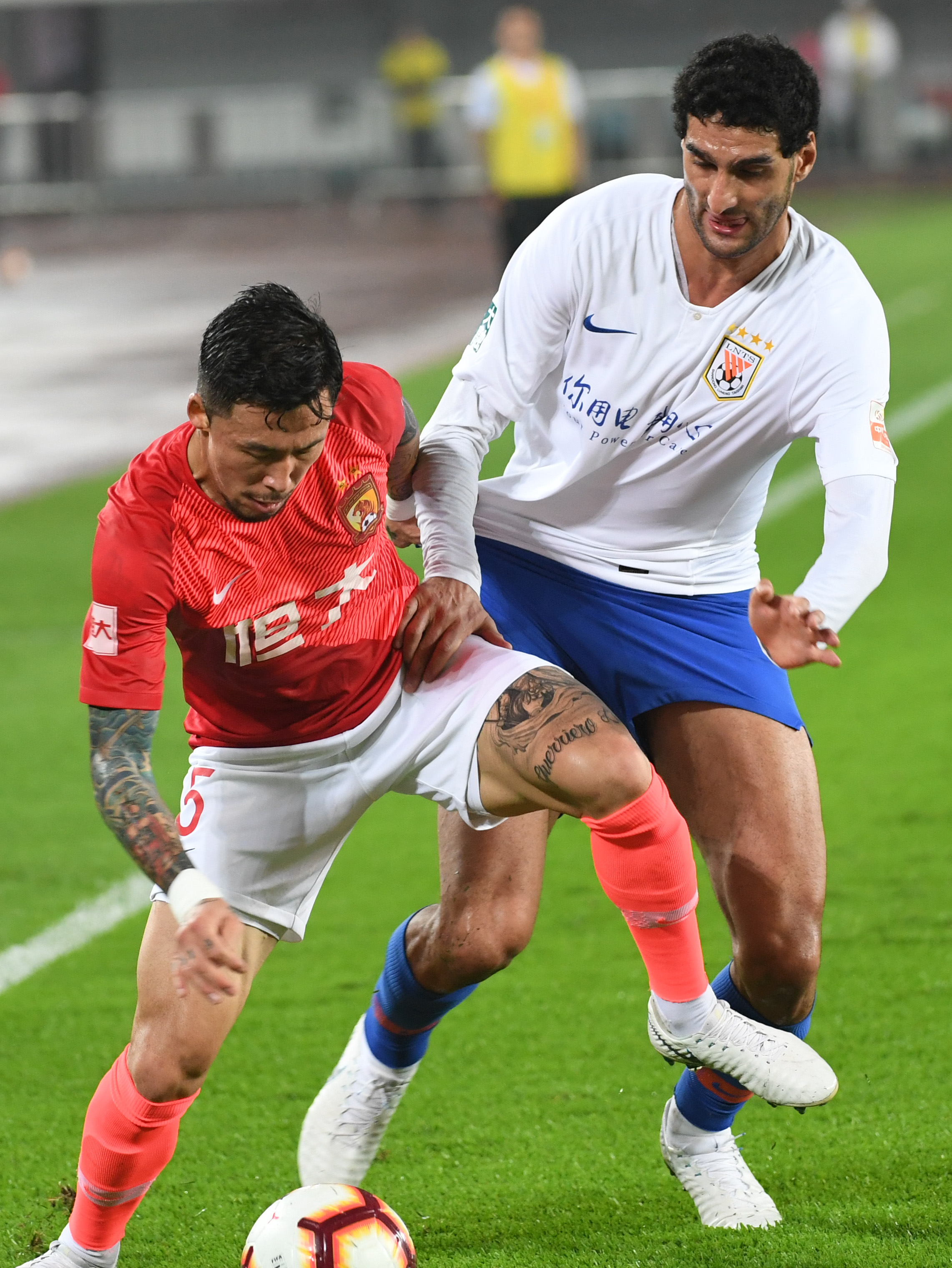 佩工：皮球先打在球员身上再弹到手上，裁判硬造了一个点球（佩工：球先中身体再碰手臂，主裁强行判点球）