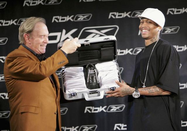 球迷比赛期间骂尤文踢得太烂，斯帕莱蒂回击：你们想怎样？（比赛中球迷怒斥尤文表现糟糕，斯帕莱蒂回怼：你们还想要什么？）