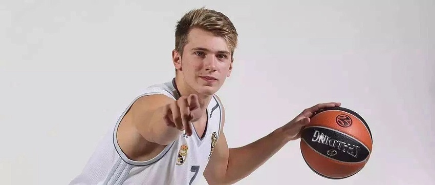 人行道上骑车容易打滑，老哥这么戴头盔，就是在糊弄自己啊（人行道骑车易打滑，这样戴头盔等于自欺欺人）