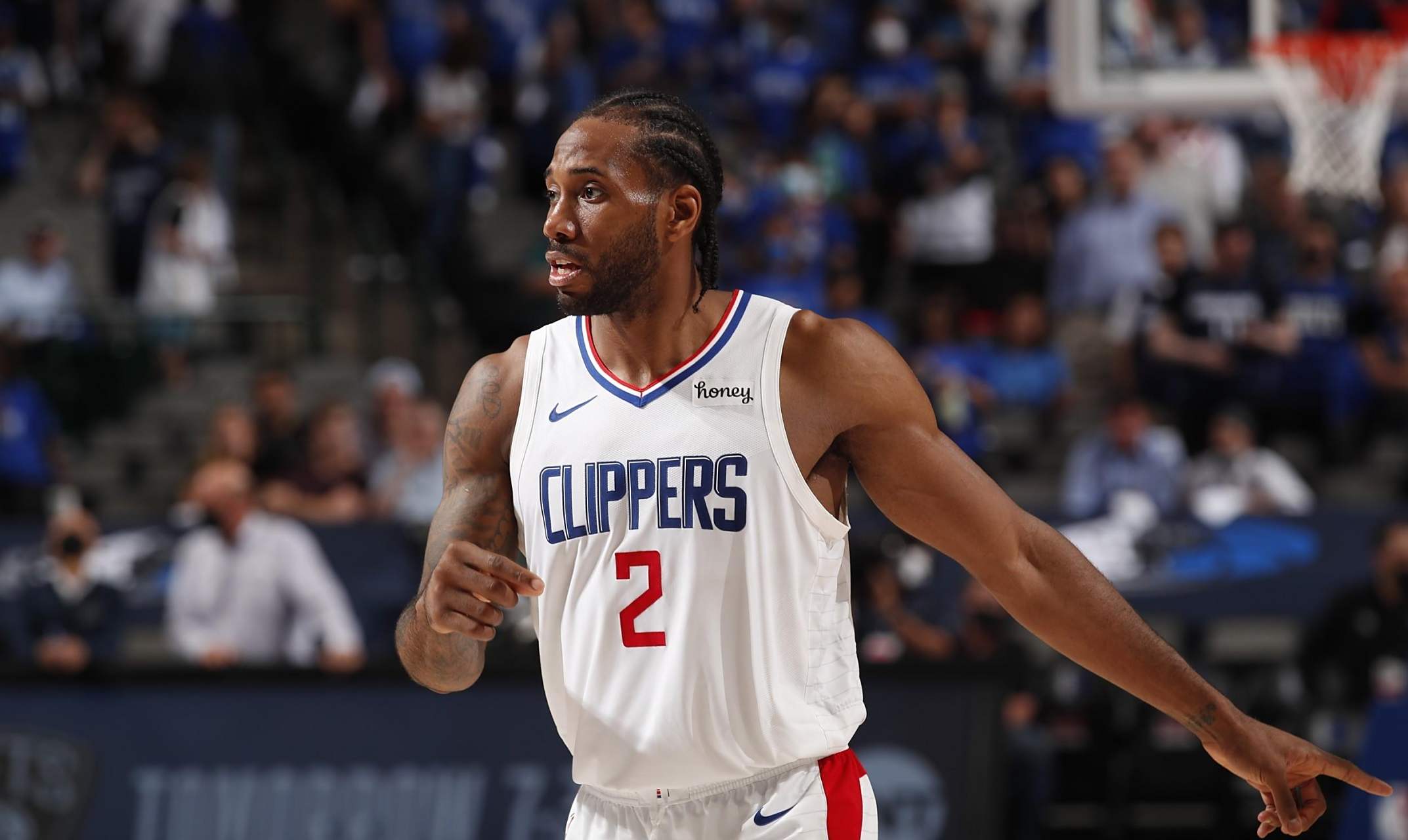 名记：字母哥与队友召开会议，呼吁全队无视外界杂音（名记：字母哥组织队内会议，号召全队忽略外界噪音）